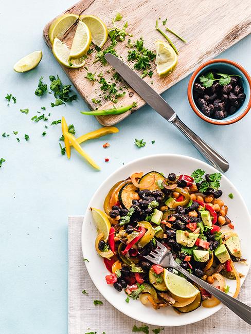 Salade gourmande avec tranches de citron