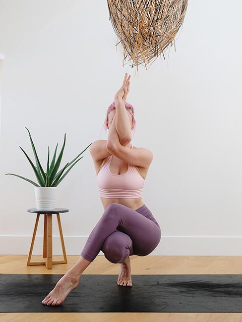 Femme entrain de pratiquer une posture de yoga