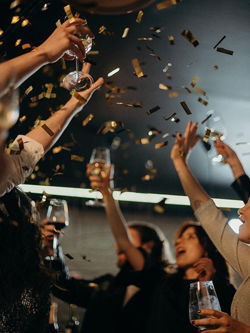 Personnes entrain de faire la fête à nouvel an