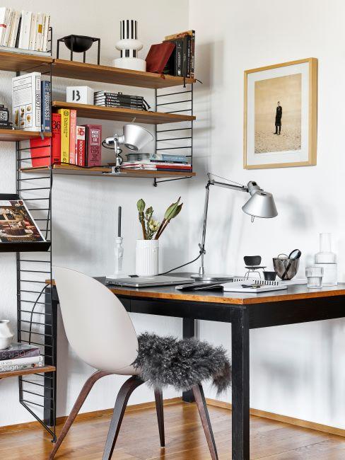 bureau à domicile, avec chaise scandinave, peau de mouton, étagères et lampe de style industriel