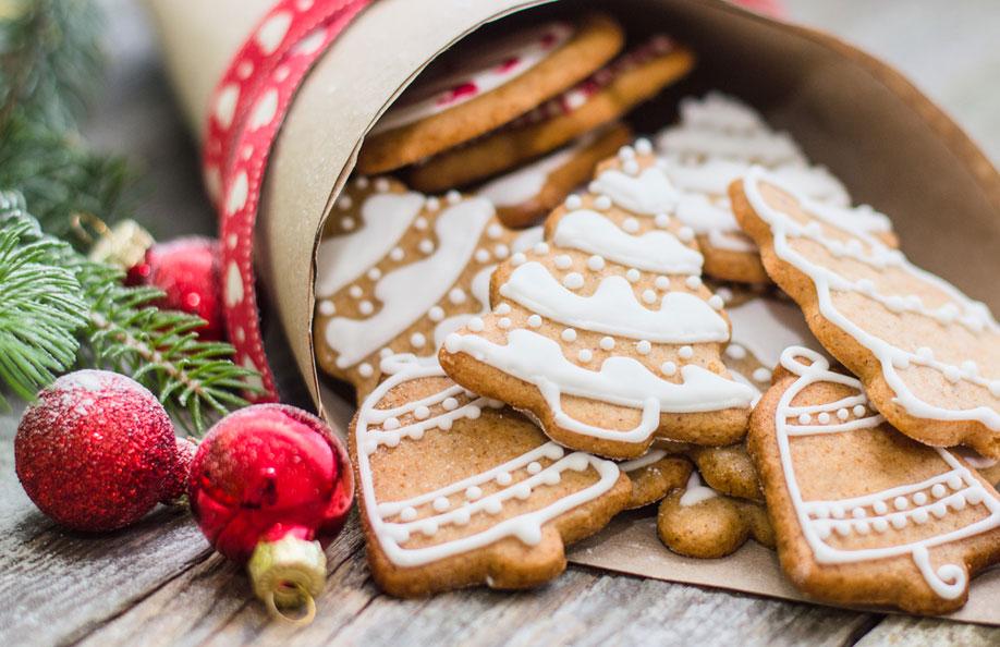 gâteaux de noël en forme de sapins et de cloches
