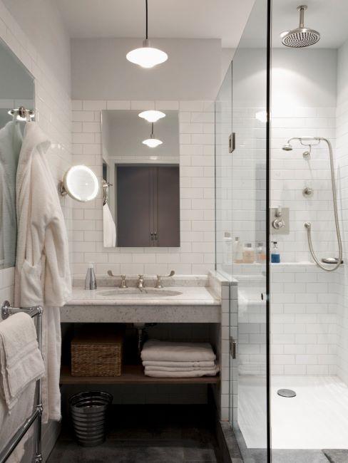 salle de bains avec meuble de rangement de serviettes, miroir grossissant