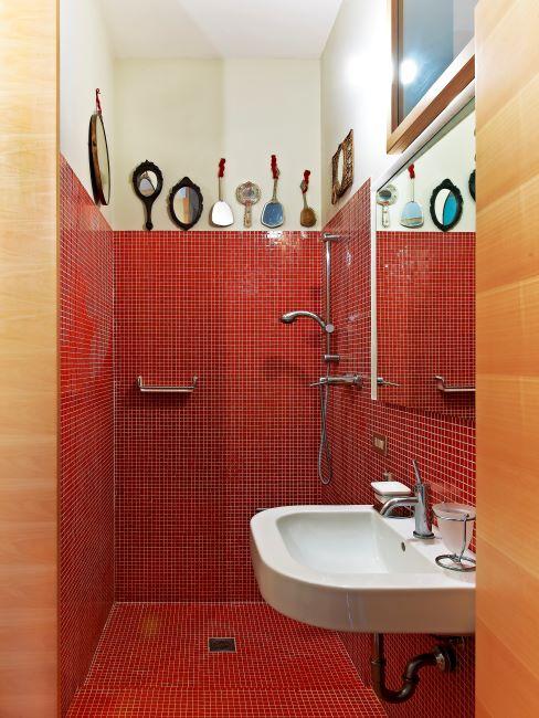 salle de bains avec douche, carreaux rouge, décoration miroirs