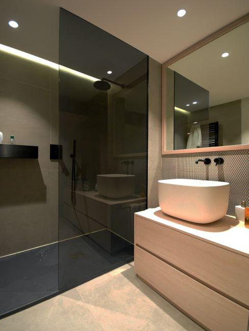 salle de bain beige et grise avec douche