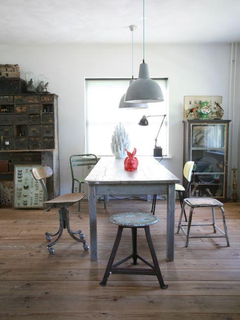petite salle à manger industrielle avec un mobilier récup et vintage