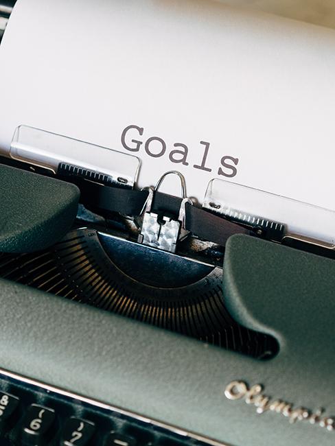 quelqu'un entrain de taper goals à la machine à écrire
