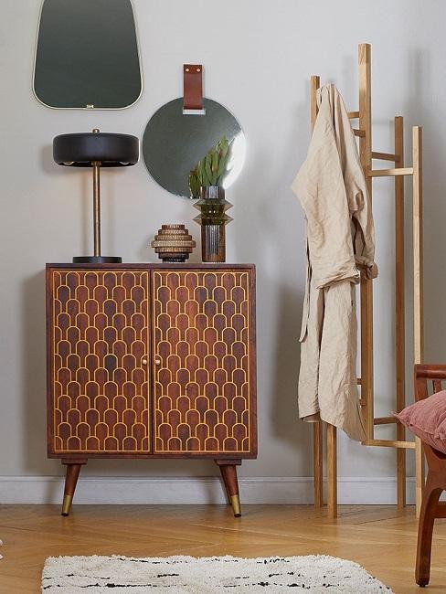 commode rétro, mid-century, porte-manteau, lampe à poser vintage et miroir mural