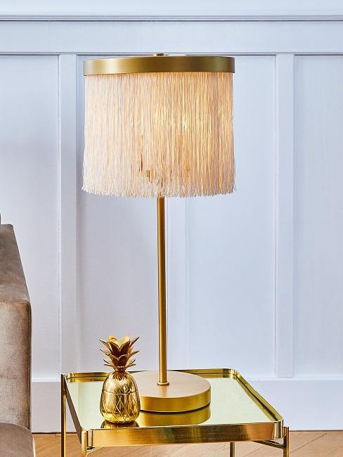 lampe à poser avec franges rétro sur table d'appoint doré