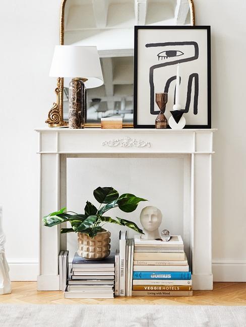 coin cheminée avec livres et cadre décoratif
