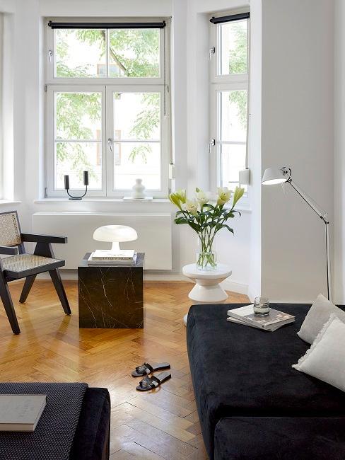 peti salon avec canapé noir, petite table d'appoint noir effet marbre, chaise noire en cannage