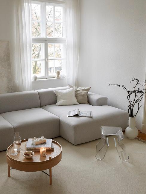 salon avec canapé en L et petite table ronde