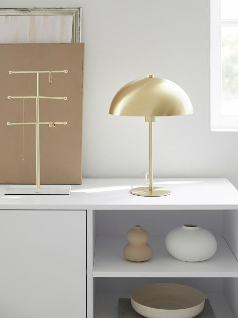 buffet blanc avec lampe à poser doré
