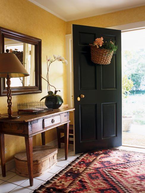 Entrée style maison de campagne, tapis kilim, console en bois et miroir carré