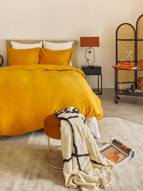 lit sommier tapissier, draps jaune safran