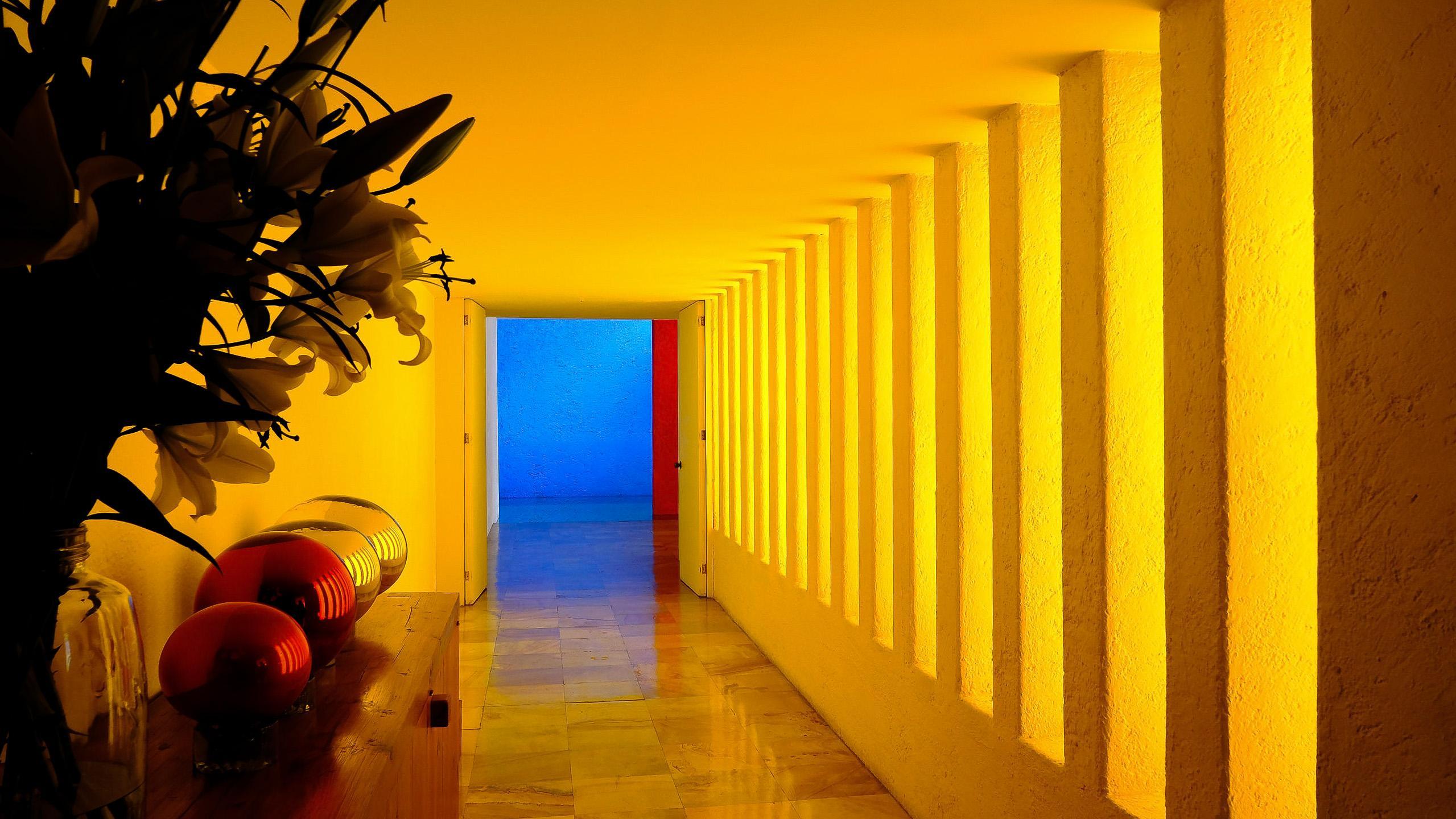 Barragan couloir mur orange ombres