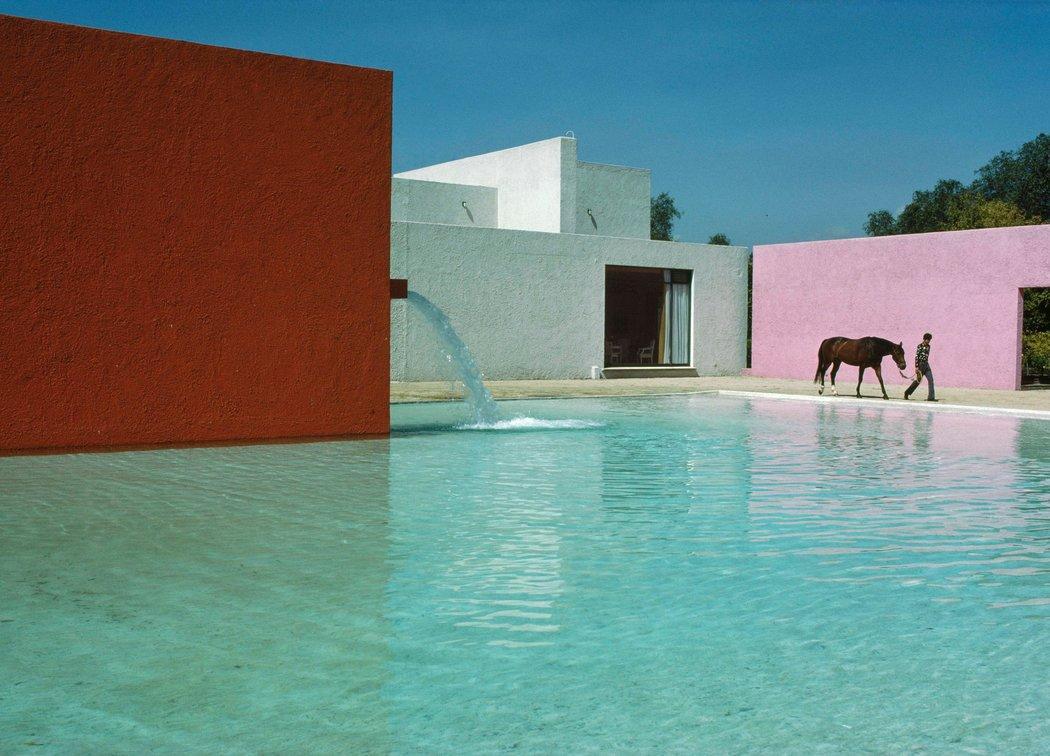 Luis Barragan, extérieur piscine mur coloré