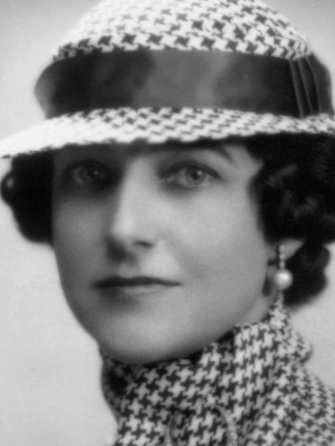 dorothy-draper-houndstooth-0318_horiz (1) Dorothy Draper Portrait