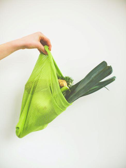 sac réutilisable avec des courses dedans, mode de vie durable, responsabilité alimentaire, écologie