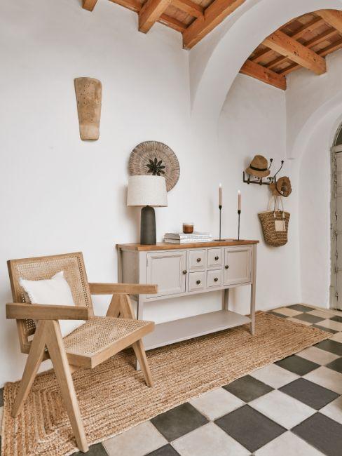 entrée avec tapis et fauteuil