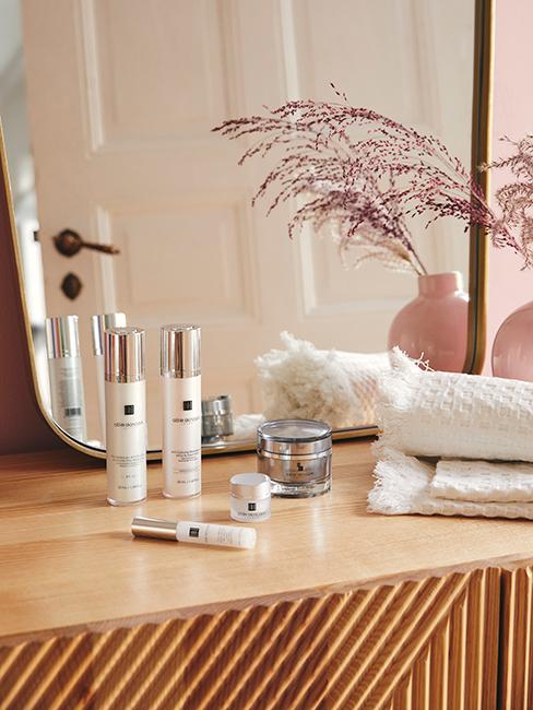 Coiffeuse en bois avec miroir baroque et produits de beauté