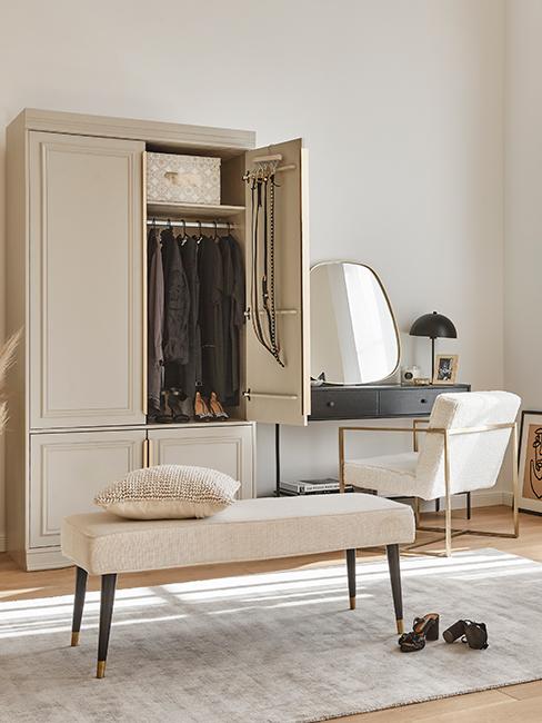 Dressing avec armoire, banc blanc et coiffeuse