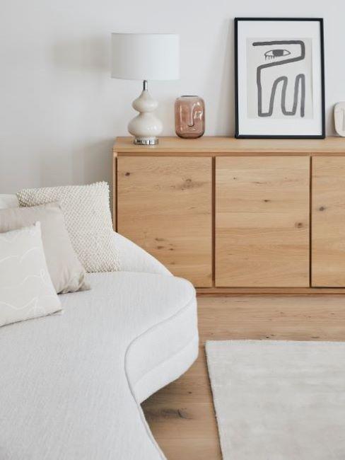 salon de style naturel avec bois, parquet clair, meubles en bois, cadre, fauteuil et tapis crème