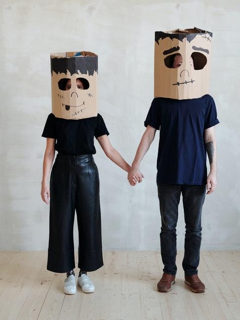 couple vêtu de noir, déguisement halloween en carton