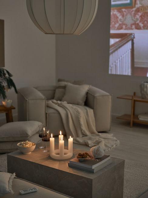 salon cosy avec filme projeté