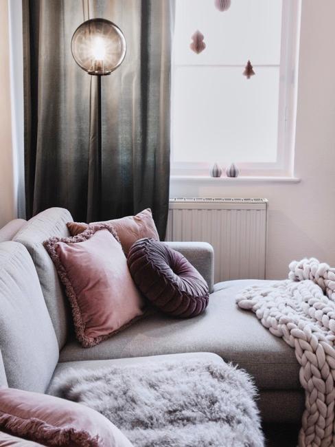 salon cosy avec plaids, coussins et lampes