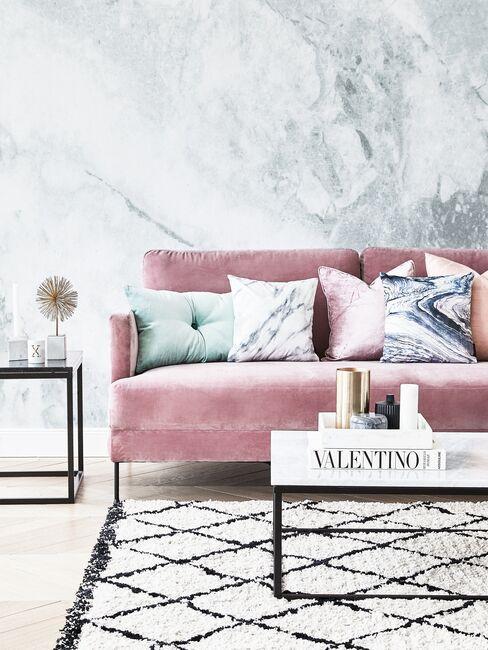 canapé velours rose, tapis berbère, tapis en laine, papier peint délicat, table basse, table d'appoint glamour