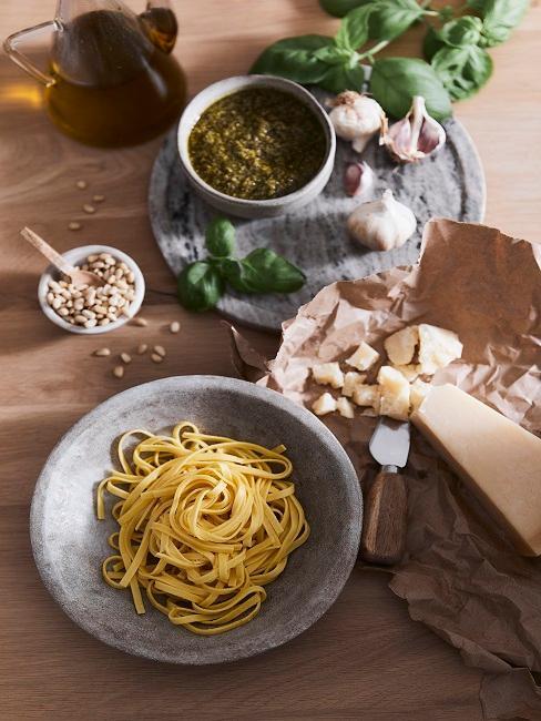 Dîner italien, pâtes fraiches et parmesan