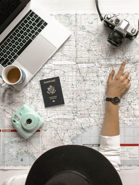 Personne entrain de préparer son voyage avec un appareil photo et son passeport