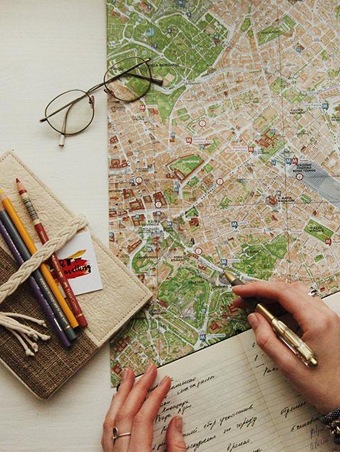 préparation d'un voyage avec une carte pour un cadeau de mariage original