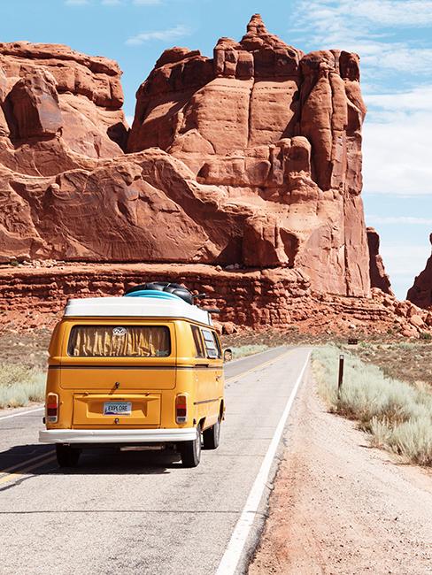 combi jaune dans un canyon