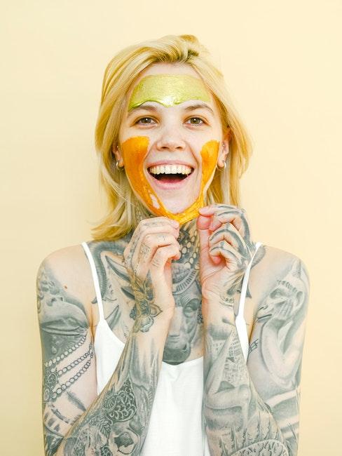Femme avec deux masques différents sur le visage