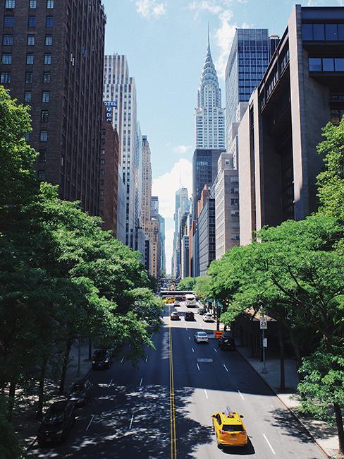 Rue avec un taxi jaune et des buildings à New York