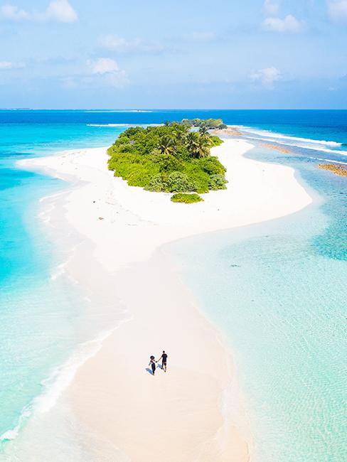 Ile des maldives avec plage de sable fin