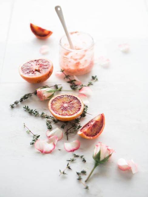 Cosmétiques naturels à base d'orange sanguine et de rose
