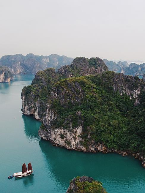 ile avec bateau au vietnam