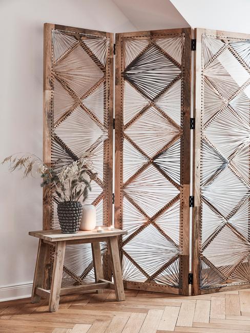Paravent en bois et matière naturelle et petit tabouret décoratif en bois et plante