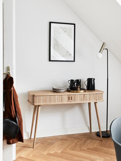 Décoration de couloir avec console en bois clair