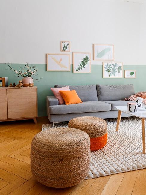salon coloré avec mur vert