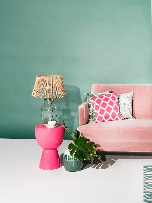 Salon avec mur couleur vert clair canapé rose