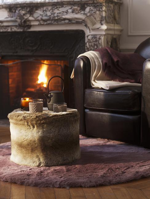 dimanche cocooning pouf en poils en fauteuil en cuir près de la cheminée