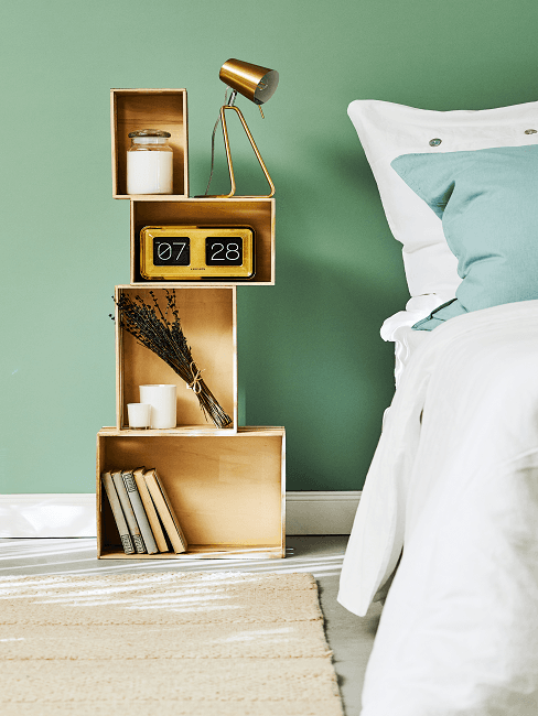 chambre ado avec mur vert et caisse en bois empilées pour faire un meuble