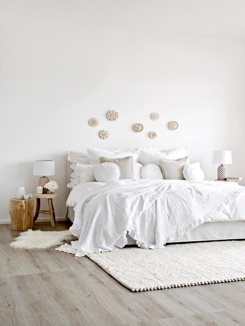 chambre blanche avec déco murale, tapis blanc, grand lit double