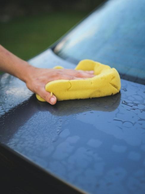 lavage de voiture avec éponge pour économiser l'eau