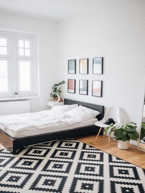 chambre scandinave, chaise design danois, tapis noir et blanc, impressions encadrées et plantes