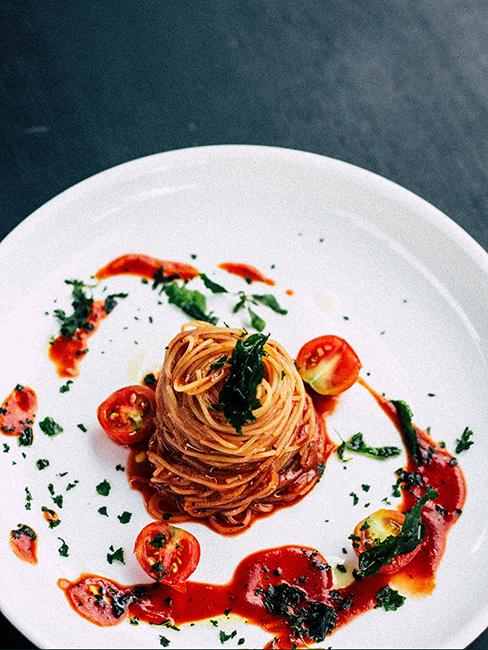 pâte linguine avec sauce tomate dans assiette blanche