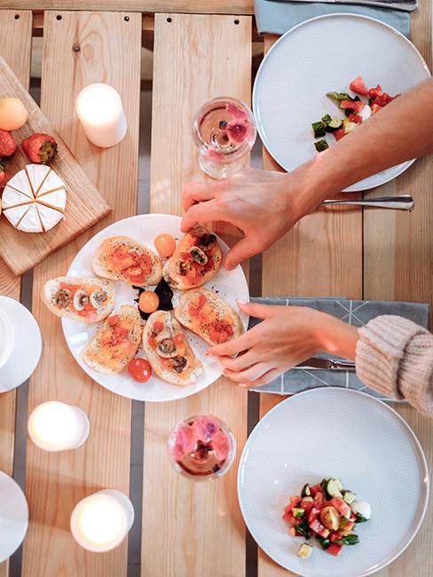 plat avec des brushettas posé sur une table en palette
